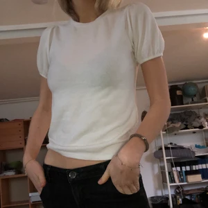 Vit topp - Vit T-shirt med puffärmar från zara❤️ slutsåld