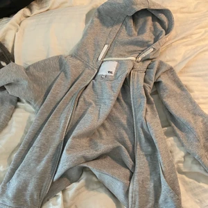 Basic grå kofta - Basic grå kofta. Använd men i bra skick. Säljer då den är för liten för mig, köparen står för frakten💕