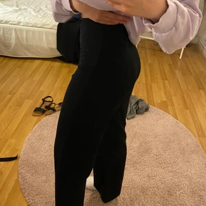 Kostymbyxor  - Visa kostymbyxor i svart. För små i midjan på mig:(  köparen står för frakten