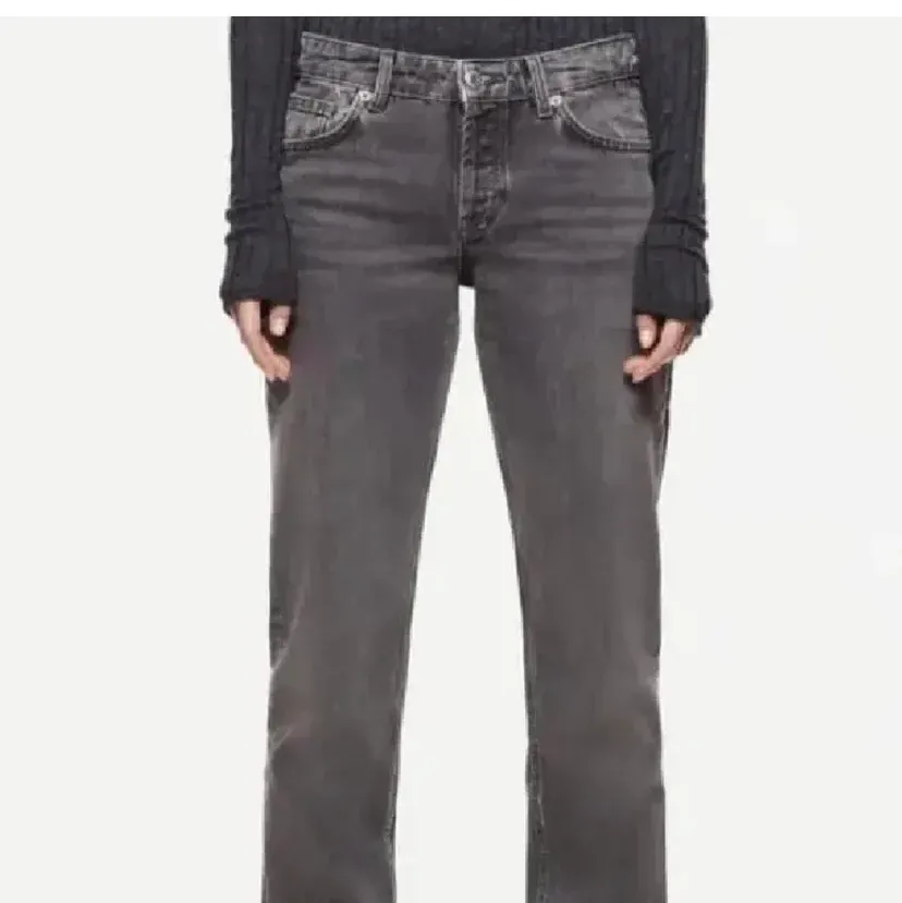 (Lånade bilder) själjer mina lågmidra jeans från zara då jag inte använder dom. Helt nytt skick och bara provade. Storlek 36 och sitter bra i midjan men dom är lite för långa på mig som är 167❤️. Jeans & Byxor.