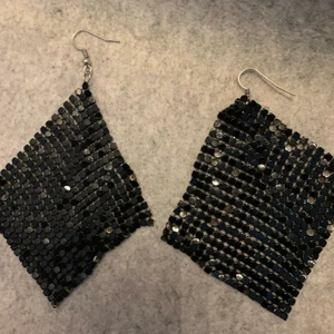 Örhängen  - Jätte coola svarta örhängen🖤  Används  en gången. 