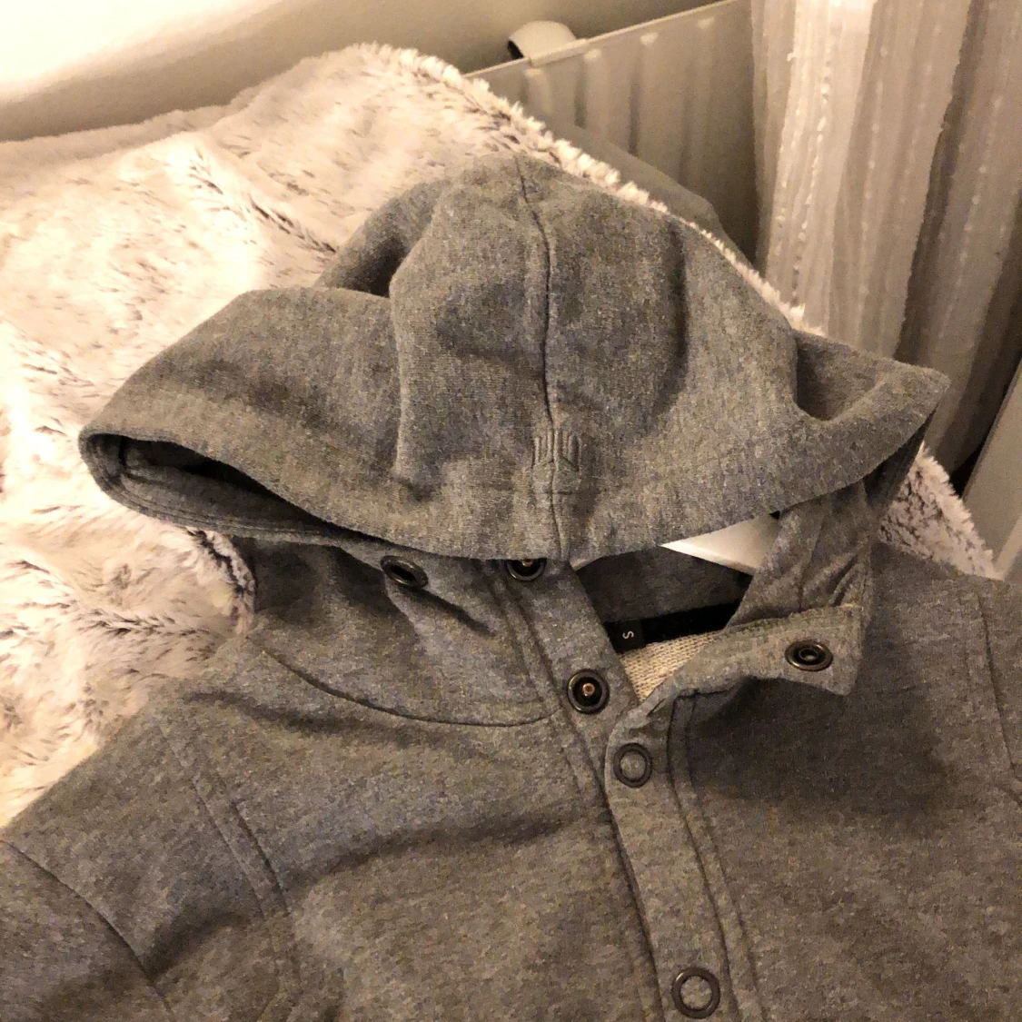 En grå luvtröja  - 90