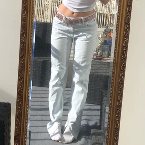 Jeans  - Säljer dessa fina jeans med slits längst ner. Dem är storlek 38 från Zara💕 fraktar för 66 kr ( spårbart) eller möts upp i Stockholm:)