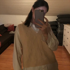 Beige stickad väst - En beige populär stickad väst! Använd ca 5 gånger och har inga slitage. Den är i onesize och skulle säga att den passar från XS - L beroende på hur man vill ha passformen💕💕🧚‍♀️