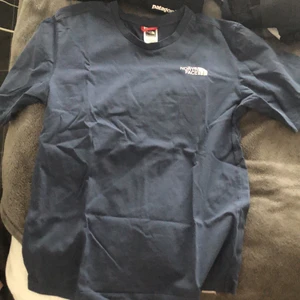 T-shirt The North Face - I väldigt bra skick, endast använd ett fåtal gånger. Frakt ingår i priset!