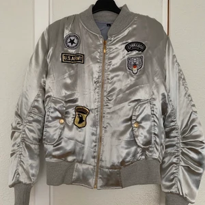 Bomberjacka  - Jag säljer en superfin bomberjacka i nyskick. Jackan har aldrig blivit använd då den är för stor för mig. Jackan är storlek S/M och är köpt i USA. Frakt tillkommer  Den kosta ny 2200:- mitt pris 600:-