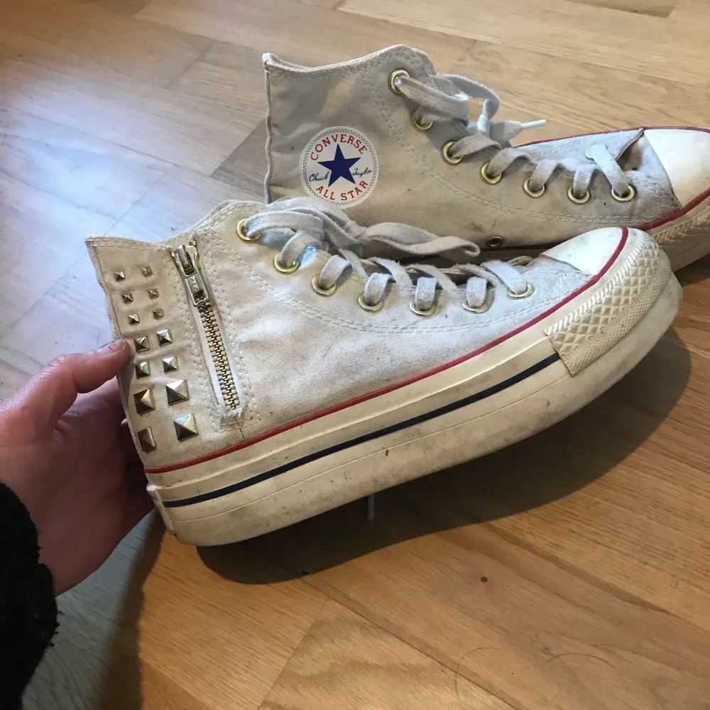 Små smutsiga vita Converse med platå. Kan skickas!. Skor.