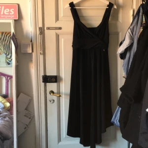 Svart Balklänning - Balklänning från whoops, endast använd en gång!! Jättefin till bal eller till middagar!