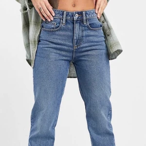 Mörkblå jeans - Säljer dessa nyinköpta jeans från ASOS! Supersnygga o fin färg! Aldrig använda💓  Köpta i stl 28w, men skulle säga att de e som 36/s