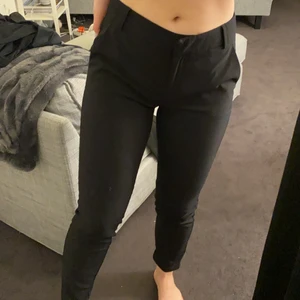 Kostymbyxor  - Kostymbyxor från Vero Moda i storlek 34. Lite mellan lågmidjade och medelmidjade. Fickor på sidorna och fale fickor i bak. Budgivning vid fler intressen💗