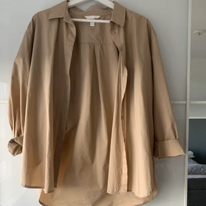 Skjorta från hm - Säljer denna snygga skjorta som jag köpt på Gm för ett tag sedan. Inte riktigt kommit till så stor användning så säljer därför den💗