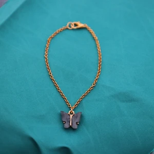 Guld fjärils armband - Guldkedja men fin fjäril på. Man kan välja om man vill ha anna färg på fjärilen, finns i bla. Vit, gul, turkos, blå 