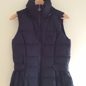 Vest Thommy Hilfiger - Polyester. Size S. In very good condition. It has a hoodie too. 
