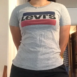 Levis t-shirt - Grå Levis T-shirt. Storlek M. Använd men i gott skick.