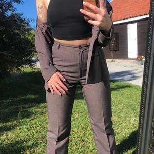 Kostym  - Intressekoll på denna ascoola brun kostym med ränder, köpt second hand nyligen och aldrig använd av mig. I fint skick! Lägg ett bud :) Frakt tillkommer! 