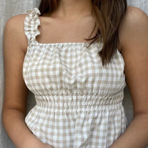 Rutigt linne från hm - Ett gulligt linne från hm! ✨ Aldrig använd. Har för mig att den inte finns i deras sortiment längre 💖 I nyskick! Storlek S men med resor i midjan och i axelbanden så passar allt mellan XS-M skulle jag säga. Vid flera intresserade startas en budgivning! ☺️