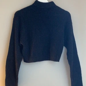 Svart croppad stickad tröja i stl xs - Snygg croppad stickad tröja i stl xs från hm, nyskick 