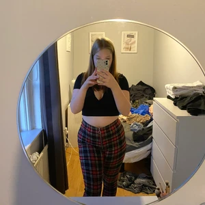 Byxor - Snygga byxor i storlek L. Men jag skulle säga att det är S/M. Kan fraktas men köparen står för frakten