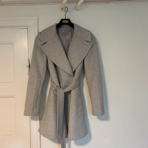 ASOS grå kappa strl. S - Fin ljusgrå kappa med snygg passform i storlek S. Inköpt från ASOS och är aldrig använd.
