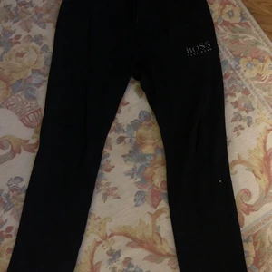 Hugo boss storlek xxl  - Köpt för cirka 2 år sen, använd ett antal gånger men inte haft på ett år nu, dom är i storlek xxl men är lite små i storleken så kan passa för l säkert 