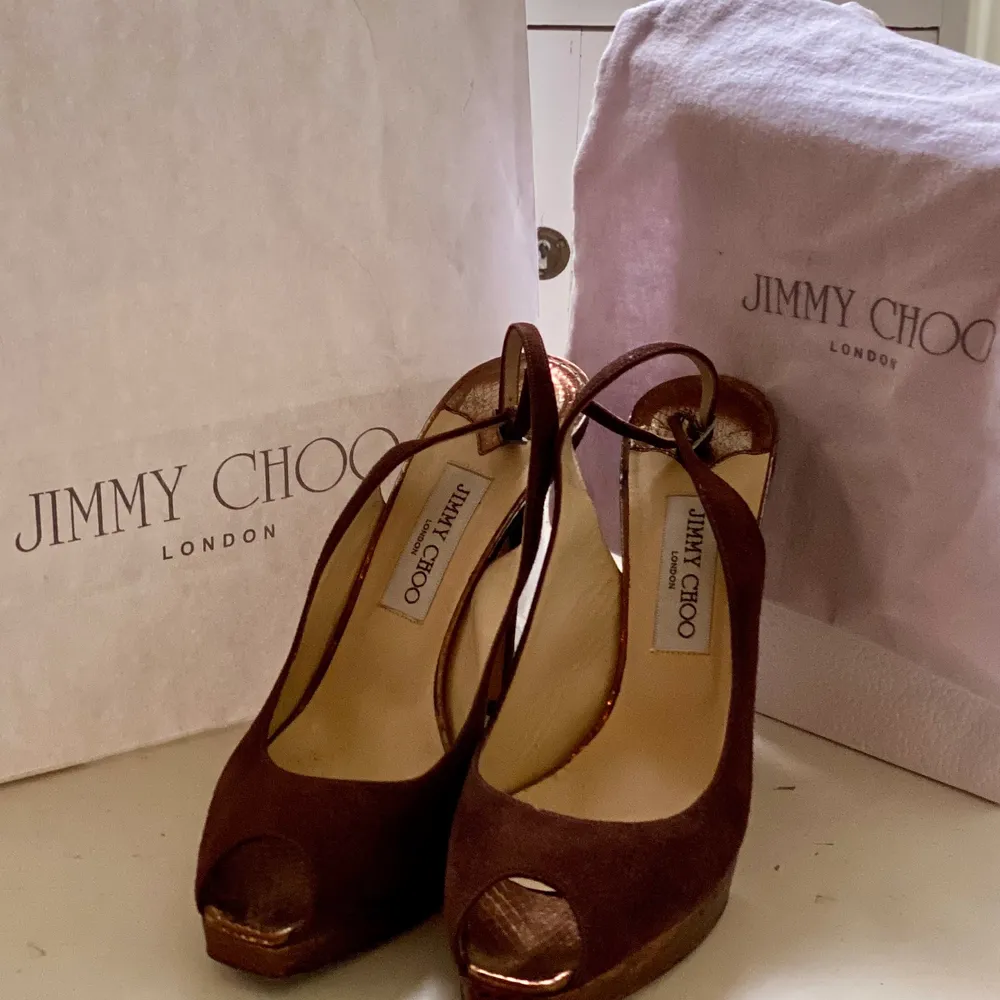 Peep Toe high heels, mörk bruna i mocha, köpte i Jimmy Choo butik i New York för 4,600 kr , änvant få gånger ,  rensar min garderob , storlek 40.5, passar mig som är 40 . Skor.