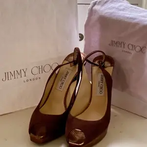 Peep Toe high heels, mörk bruna i mocha, köpte i Jimmy Choo butik i New York för 4,600 kr , änvant få gånger ,  rensar min garderob , storlek 40.5, passar mig som är 40 