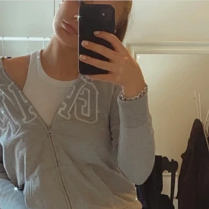 GAP hoodie - Grå zip GAP hoodie. Super snygg men säljes då den är lite tajt på mig… storleken är M men skulle säga att den sitter mer som S! Köparen står för eventuell frakt🤍🤍🤍
