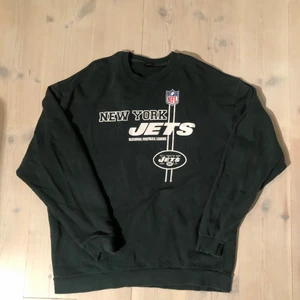 Vintage NFL Newyork Jets sweatshirt - Köpt från secondhand så vet inte var den kommer från. Storlek: tagen där bak är borta men skulle säga att den sitter som en M/L. Skick 8/10 knappt några noppor enda problemet jag kan se är att tagen är borta!