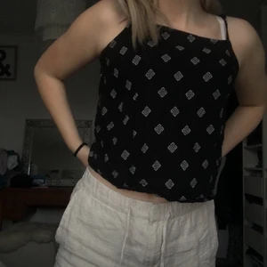 Fin trendig topp - Detta är en jätte fin topp som passar med allt, köpt på hm för ett par år sedan men har börjat använda den mer på senaste tiden eftersom att den nu blivit trendigare😘🥰💞