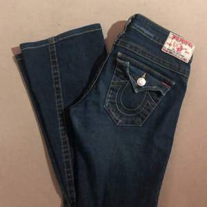 Skit snygga true religion jeans jag säljer. 💓💓💓Det är i en en straight/bootcut model som är så snyggt. Jag är 168-170. Jeansen är lowrise och kostar ny pris 1600kr. 😍😍😍😍😍 