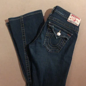 True religion jeans - Skit snygga true religion jeans jag säljer. 💓💓💓Det är i en en straight/bootcut model som är så snyggt. Jag är 168-170. Jeansen är lowrise och kostar ny pris 1600kr. 😍😍😍😍😍 