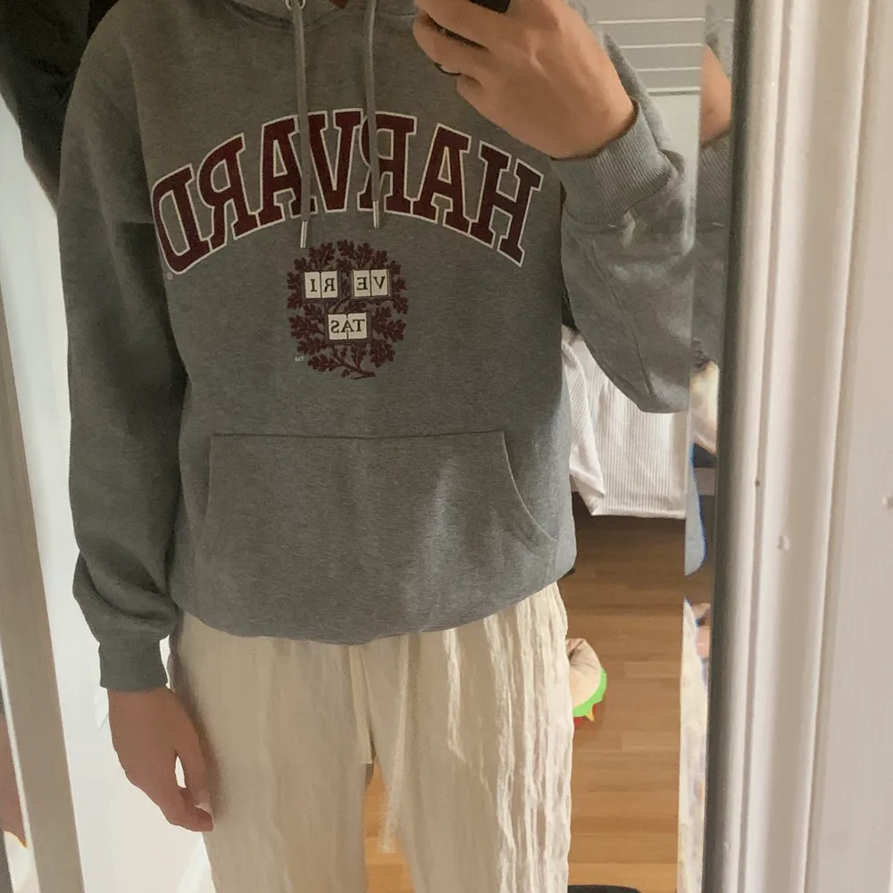 Säljer min fina hoodie från hm. Säljer den på grund av att den inte är min stil men annars jättefin. Den har ett Harvard tryck på framsidan . Hoodies.