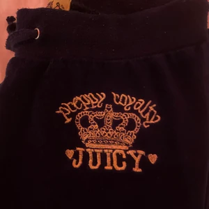 Marinblåa juicy byxor 💗 - Storlek M , passar dock s