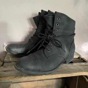 Höstkängor i fuskläder - Söta höstkängor i fuskläder. Använda sporadiskt under en höst, inga skador. Spana gärna in mina andra annonser för samfrakt!