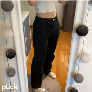 Svarta jeans - Midrise svarta jeans som inte kommer till användning, avklippta längst ner så dom passar mig som är 164💗
