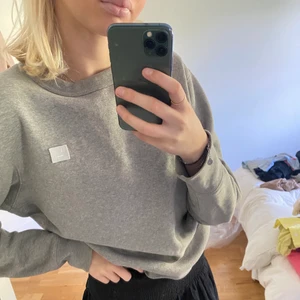Acne sweatshirt  - intressekoll på min acne sweatshirt, face collection! använd ett förtal gånger och är i väldigt fint skick! har i storlek XS men är rätt stor i storleken så skulle säga att den passar en S med! nypris är 1900🌈🥰💕