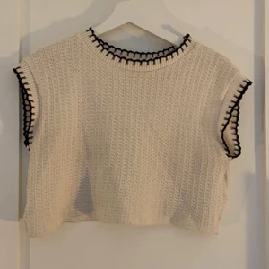 Väst - Väst från zara i storleken S. Köparen står för frakten. Kolla även mina andra annonser då jag har sänkt priserna.✨⚡️💕