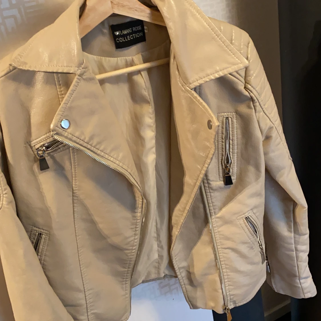 Skinnjacka i färgen beige  - 90