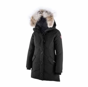Canada Goose Rossclair Parka  - Säljer min populära canada goose rossclair parka jacka i nyskick för ett mycket rimligt pris, finns inget dåligt och säga om denna jacka den är i helt nyskick och nästan helt oanvänd. Säljer pga att jag gått ner några storlekar och då har denna jacka blivit för stor för mig. Men denna jacka fungerar även som S beroende på hur din kropp är byggd. 