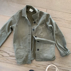 Grön militärfärgad jeansjacka neo noir  - Grön, millitärfärgad jacka från neo noir. Skytsnygg och ordinarie priset är 1100kr! Budabudabuda! Jackan går inte ur trenden!!!