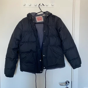 levi’s dunjacka - använd ett fåtal gånger. storlek S men passar förmodligen XS bättre.