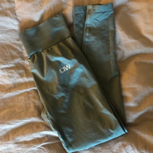 ICIW jungel green tights - Säljer dessa tightsen för att dom är förstora på mig, använt 2 gånger annars är dom i superbra skick! Det är färgen jungel green och storlek L. Säljer dom för 360kr inklusive frakt ❤️
