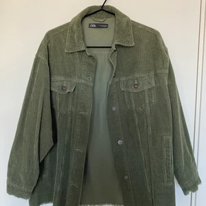 grön manchesterjacka  - använd ett fåtal gånger och i mycket bra skick. ganska stor i storleken.