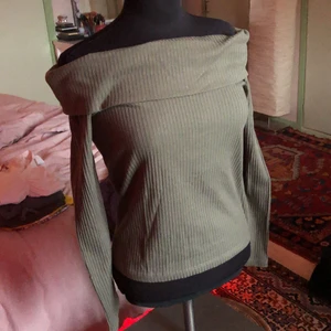 Off shoulder från brave soul london - Helt ny, använd kanske en, två kvällar. Den är supersnygg på, offshouldern är riktigt snygg på, man kan ha den slät, eller scruncha ihop den lite. Verkligen så snygg på!☀️🍂🍃