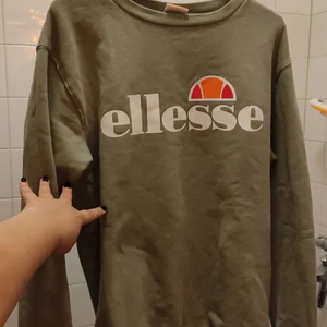Ellesse tröja strl 38 - Är i en härlig grön nyans, inte särskilt mkt använd och den söker helt enkelt  en ny ägare 😍😍 tröjan betalas på plats vid avhämtning