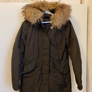 Woolrich - Dunjacka i strl S från Woolrich, kvitto finns. Jackan är i  den trendiga mörkbruna teddy färgen. Fint skick på jackan utan några defekter på jackan eller pälskragen som förövrigt är löstagbar. 