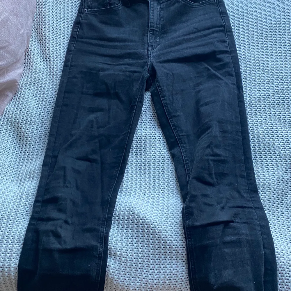 Svarta vera skinny jeans från Lindex. De är i bra skick förutom att färgen är lite urtvättad och de är lite slitna på insidan. Sitter bra på mig som är storlek S. Frakten kostar 79 kr ❤️. Jeans & Byxor.