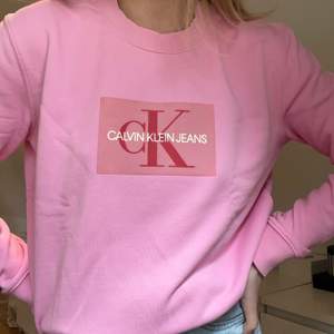 Rosa sweatshirt från Calvin Klein. Använd ett fåtal gånger så den är i bra skick! Storlek s.