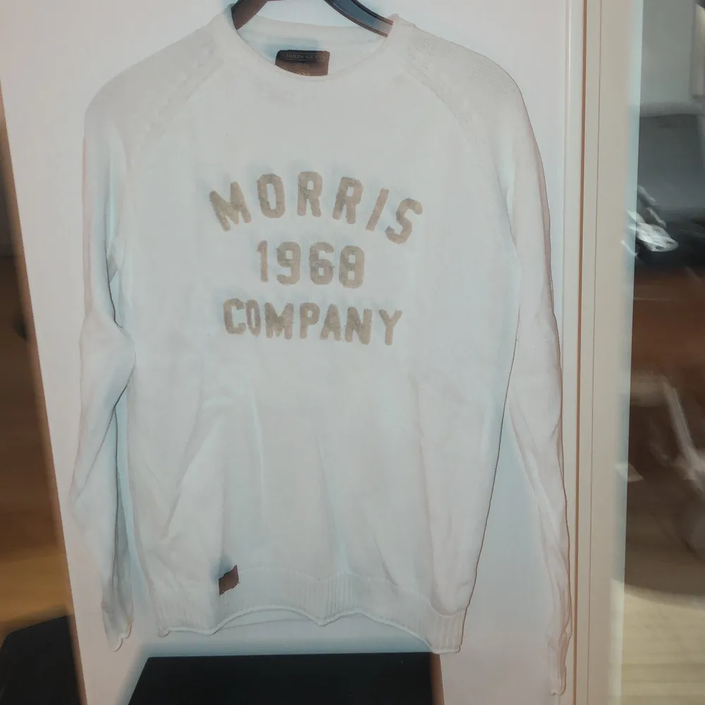 Säljer min fina vita stickade Morris tröja . Neuleet.