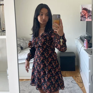 Klänning  - Tänkte sälja mig underbara klänning som har blivit för liten för mig. Köpt på NA-KD outlet i Stockholm. Storlek 34 men passar 32-36. Buda från 100kr, köp direkt för 250kr.